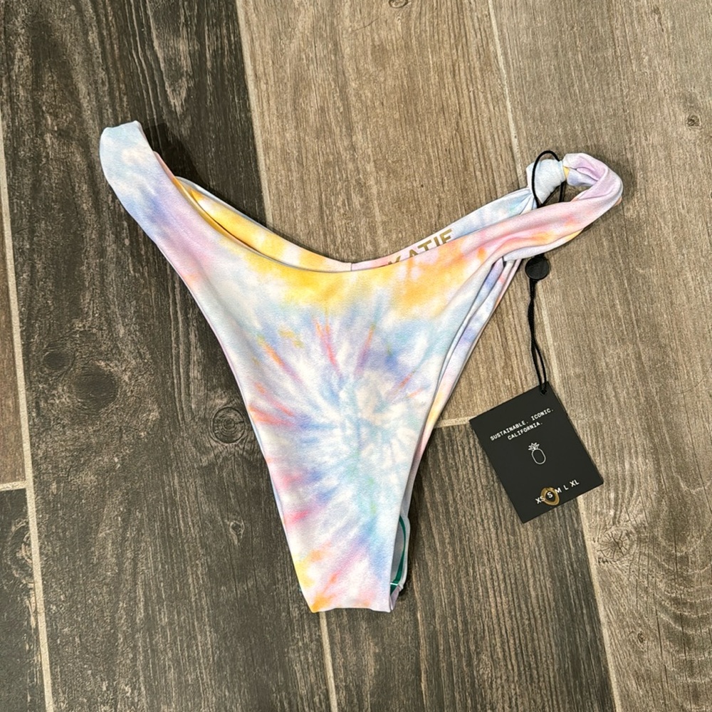 SKATIE Suzanne Bottom in Tavarua